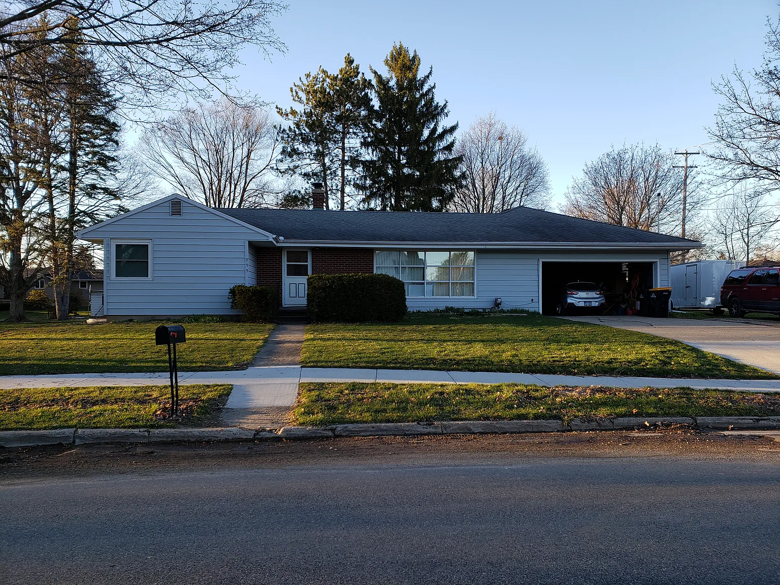 233 E Charles St photo 1