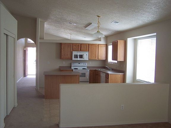 Open Kitchen w eating area