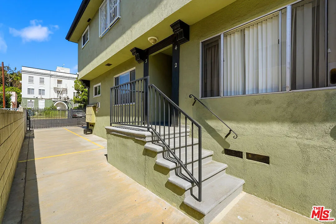 3 bed, 2.0 bath, 950 sqft, $2,895 — Photo 1