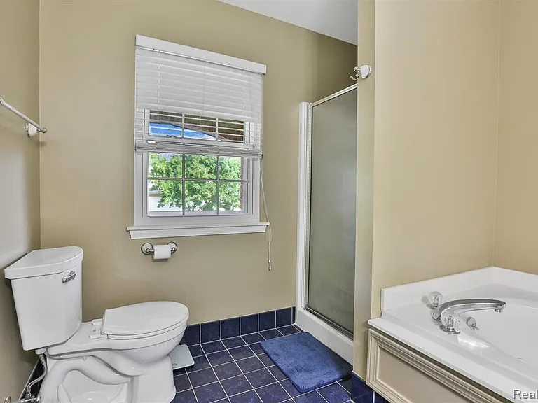 3288 Hickory Dr — Photo 9