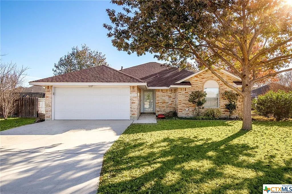 3 bed, 2.0 bath, 1810 sqft, $2,000 — Photo 1