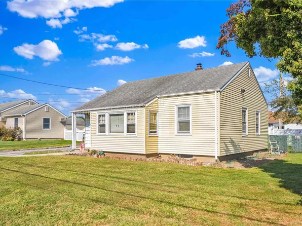 15 Locust Avenue, Farmingdale, NY 11735