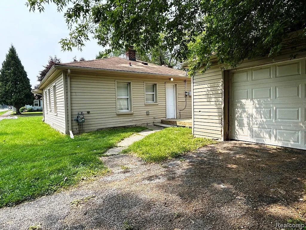 2 bed, 1.0 bath, 860 sqft, $1,195 — Photo 3