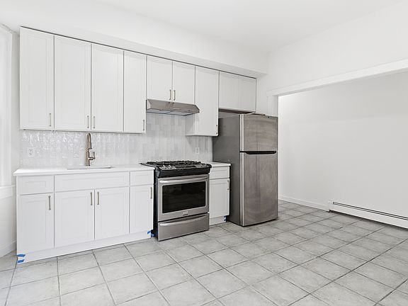 2nd image of 221 Ridge St APT 1