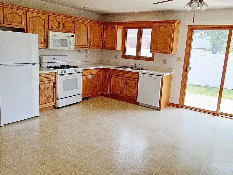 1600 Schubert Dr — Photo 4