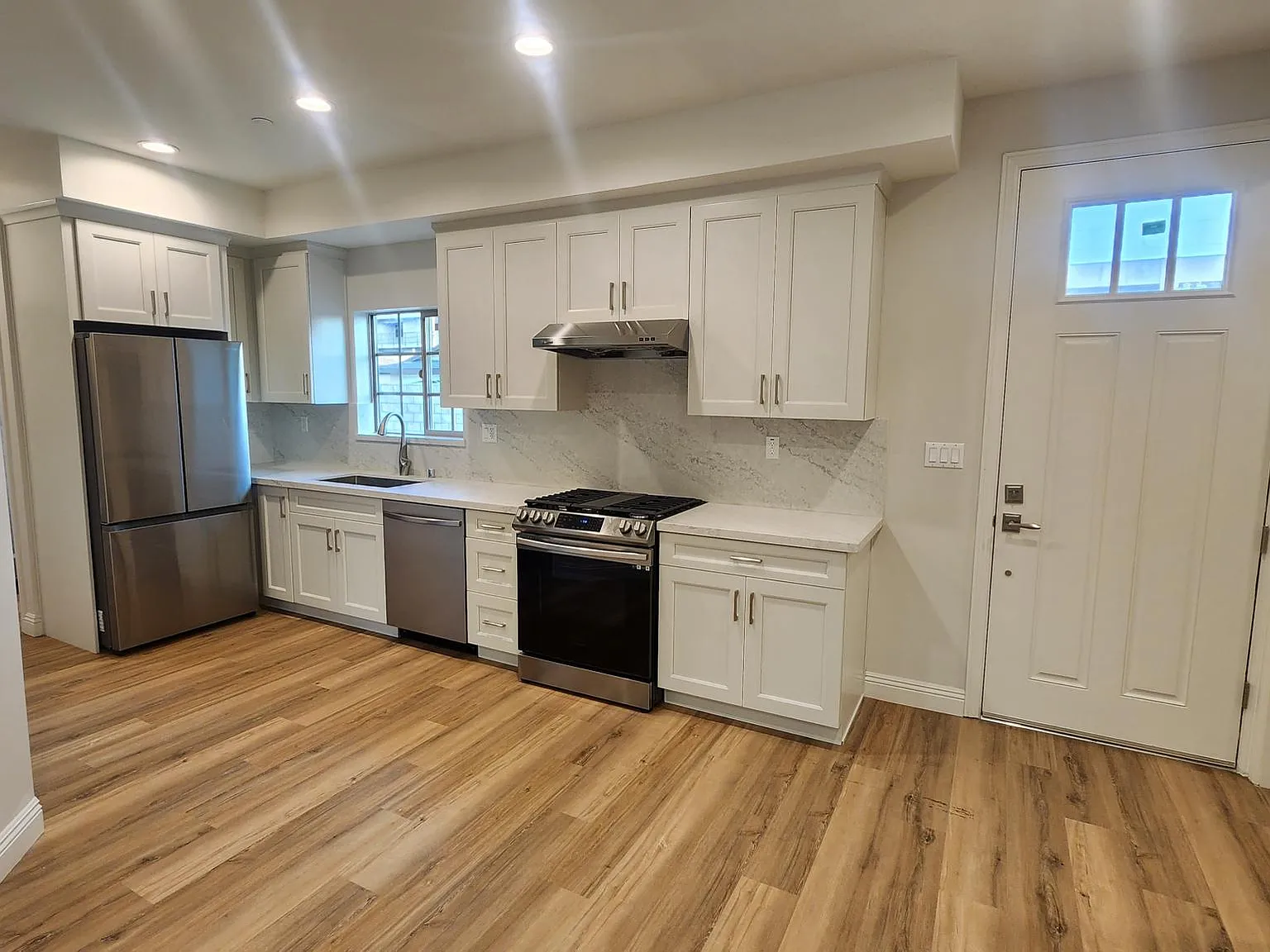 4228 N La Rica Ave — Photo 2