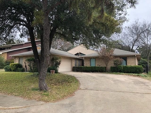 1st image of 810 Carriage Way