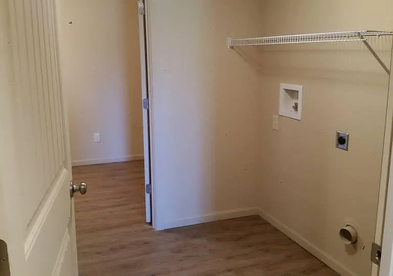 4591 Parkwood Cir — Photo 4