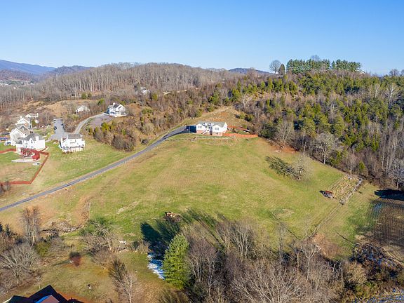 2nd image of 320 Parker Ln