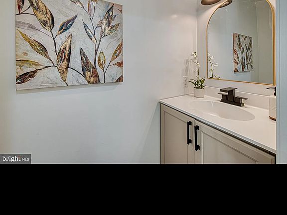 5th image of 122 W Thomas Ct #122