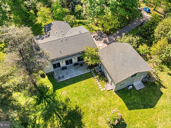 4th image of 2129 Harts Ln
