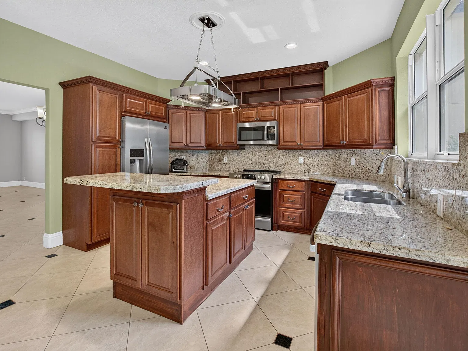 5 bed, 4.0 bath, 3100 sqft, $5,950 — Photo 4