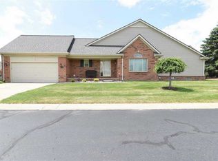 3925 Knightbridge Cir, Sterling Heights, MI 48314
