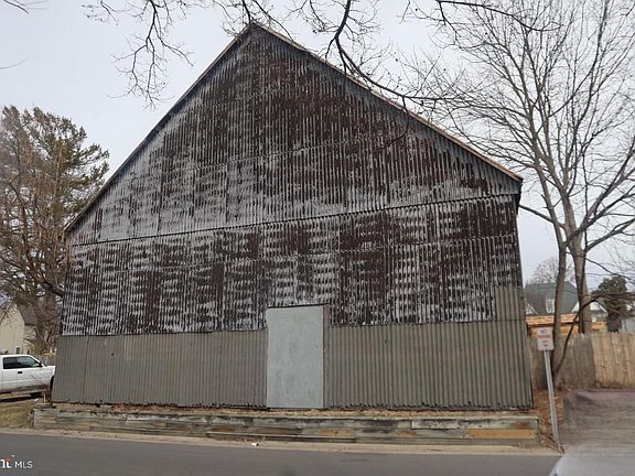 2nd image of 810 Locust St