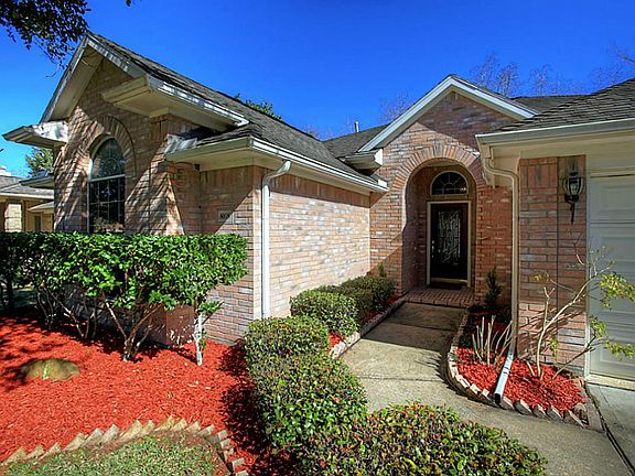 3rd image of 808 Courtside Dr E