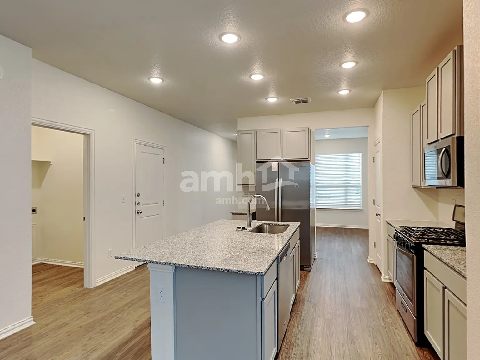 3 bed, 2.0 bath, 1446 sqft, $1,805 — Photo 2