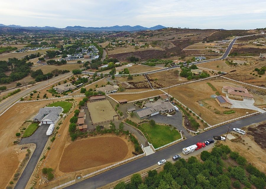 1st image of 633 Black Canyon Pl