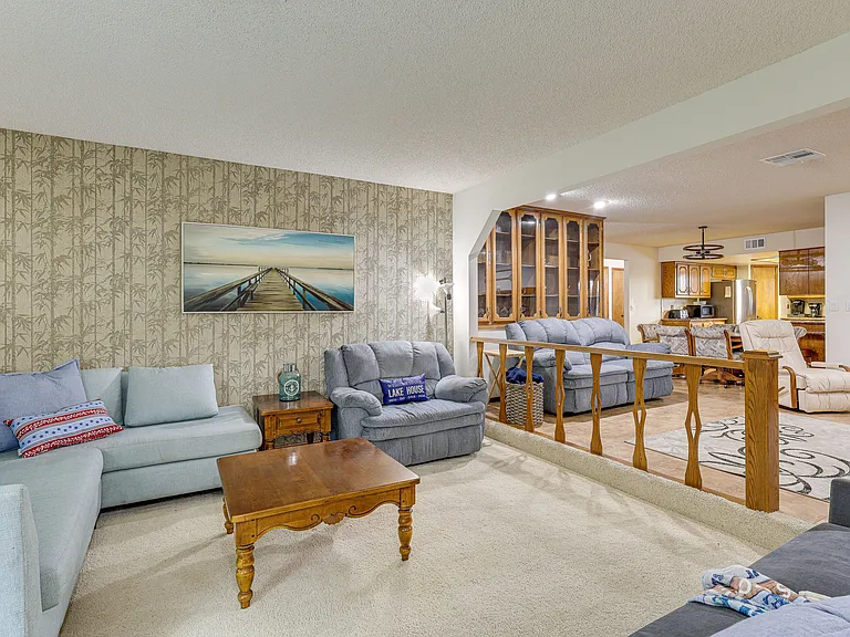 2400 Baron Dr — Photo 13