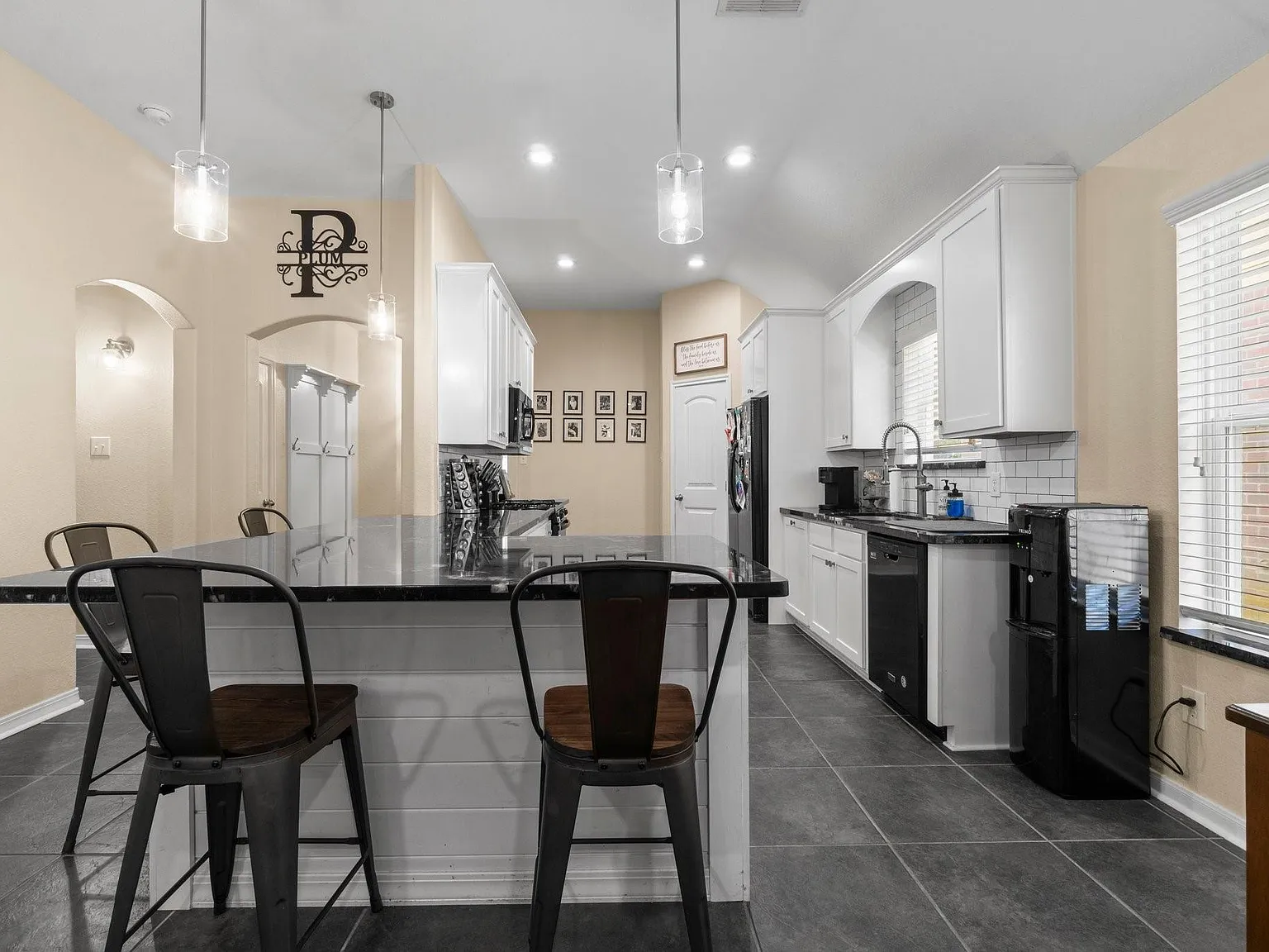 4 bed, 2.0 bath, 1794 sqft, $2,100 — Photo 3