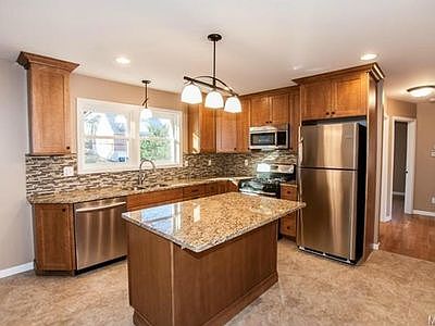 3rd image of 975 Meadowridge Dr