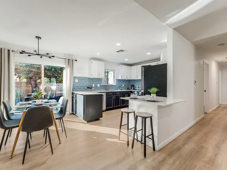 Lavinia Ln — Photo 14