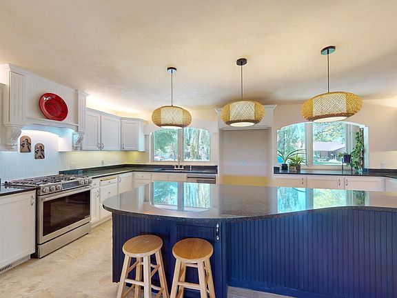 4th image of 2137 Hillcrest Dr