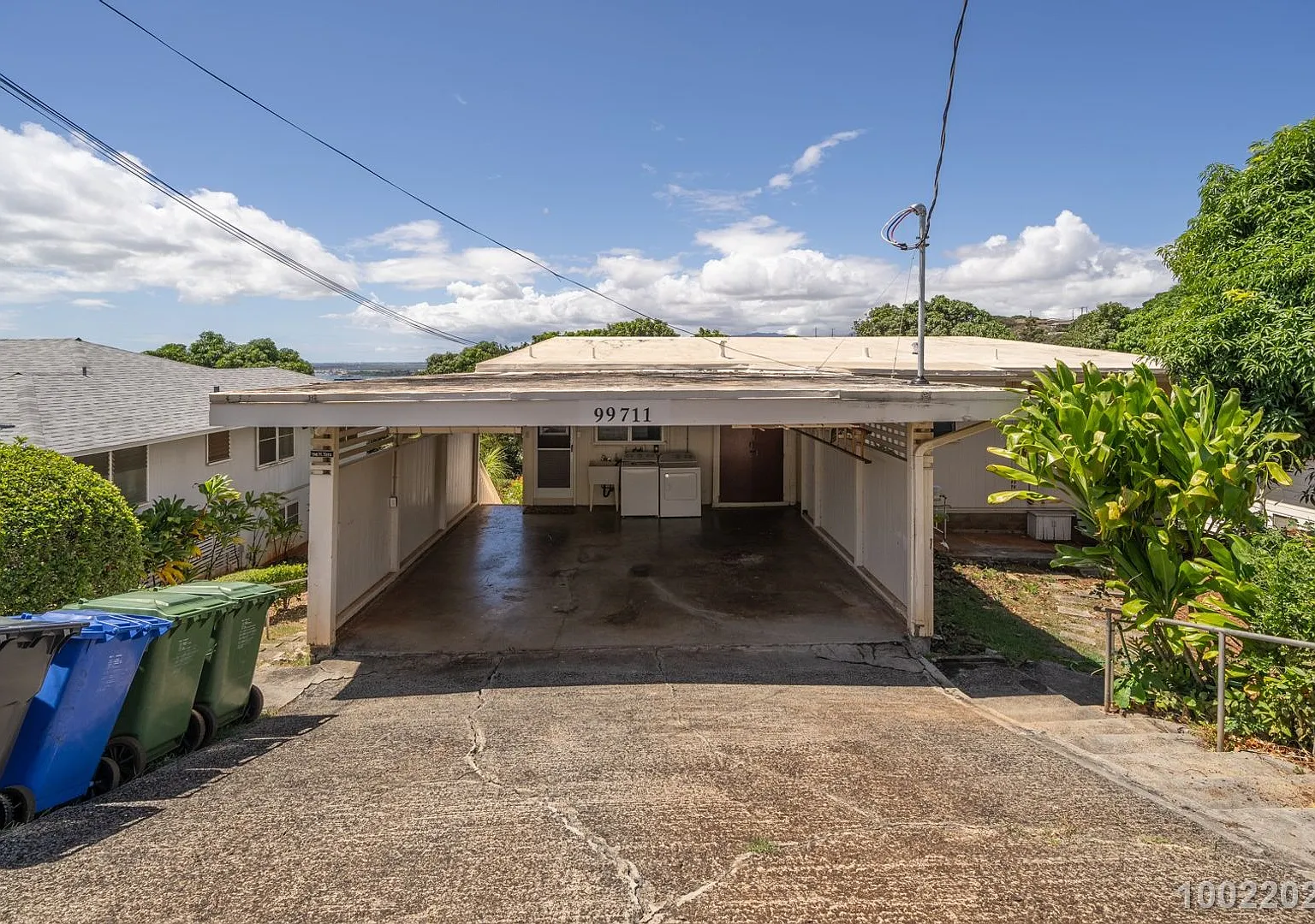 Partially Renovated Upstairs 3 BD 1 BA home in Aiea ($150 off if rented by the end of August) — Photo 2