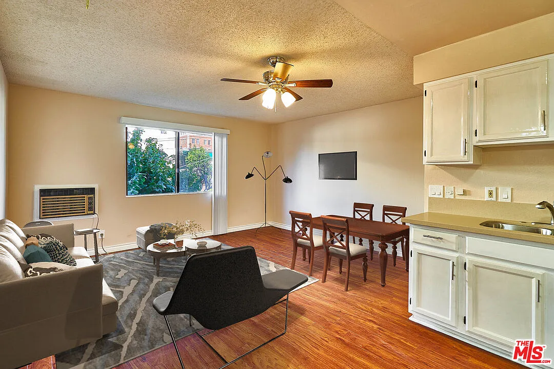 2 bed, 2.0 bath, 1000 sqft, $2,500 — Photo 2
