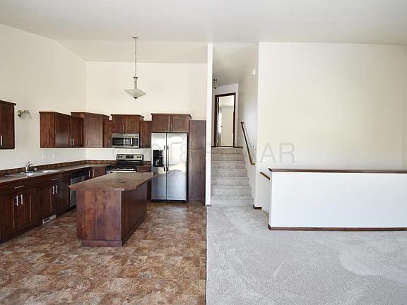 5th image of 946 31st Ave W