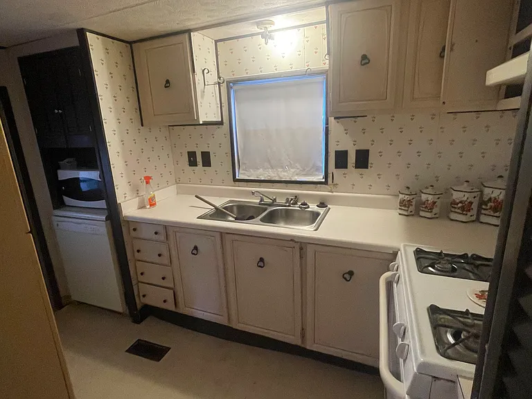 186 Randle Ave — Photo 2