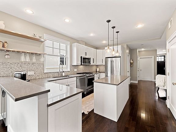 3rd image of 821 E 6th St #1