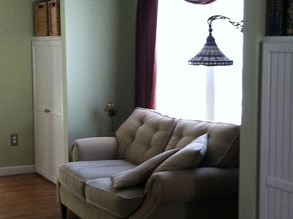 3rd image of 795 Forest Ave