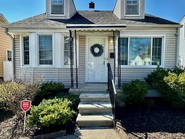 18706 Woodside St, Harper Woods, MI 48225