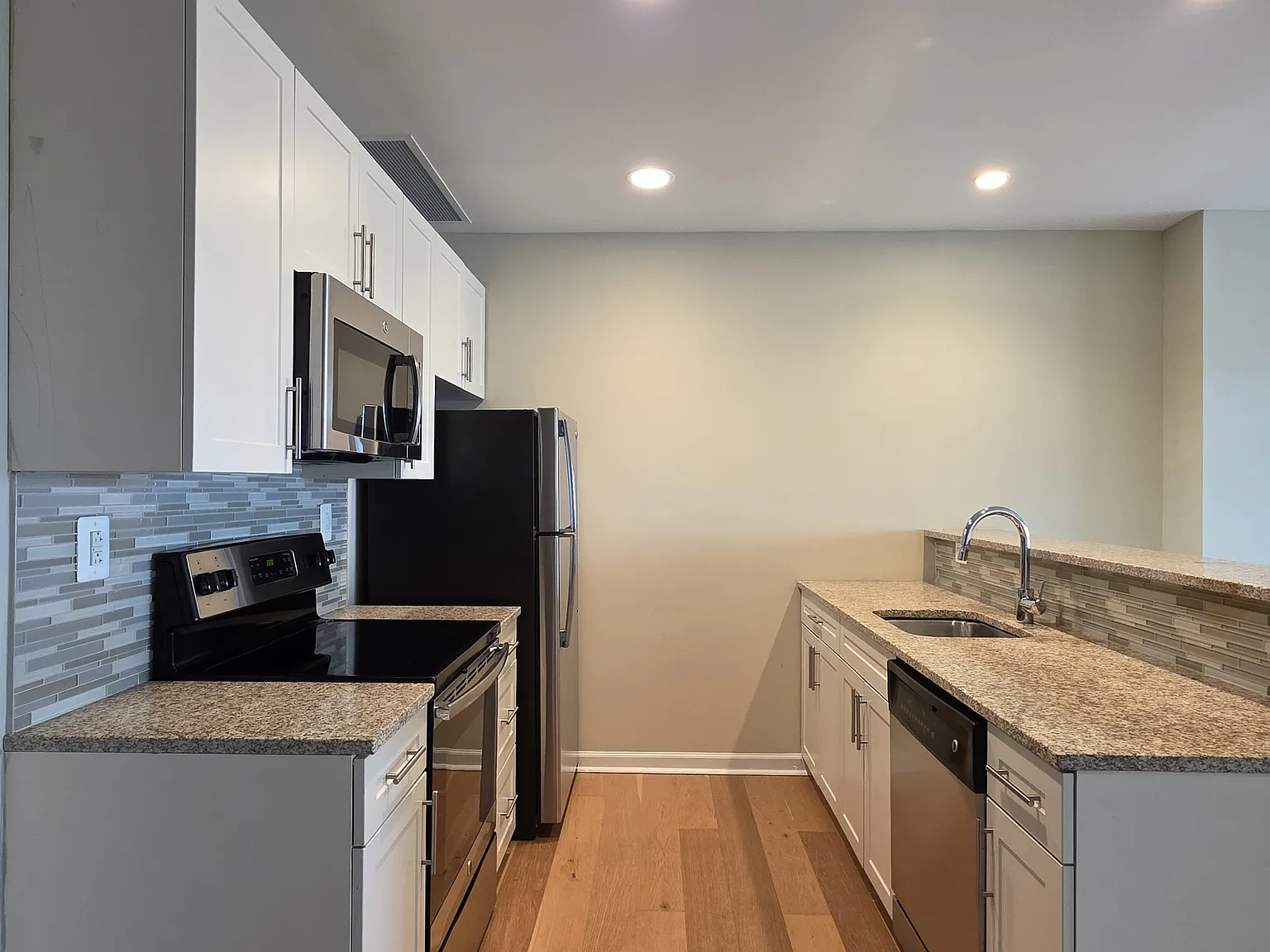 1 bed, 680 sqft, $2,075 — Photo 3