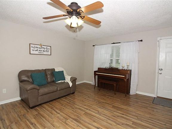 4th image of 565 John St