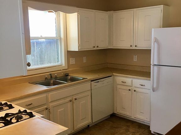 Kitchen with refrigerator, dishwasher and gas stove