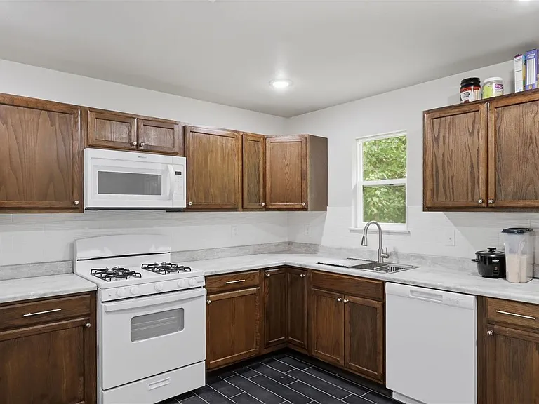 2302 E Sycamore Dr — Photo 8