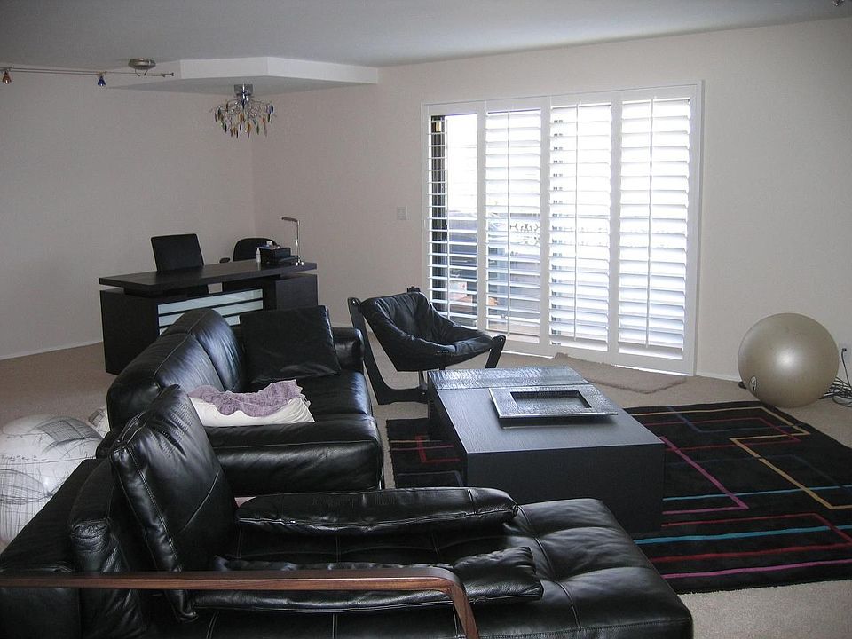 Spacioius Cosmopolitan 1843 sq ft Condo South of the Boulevard