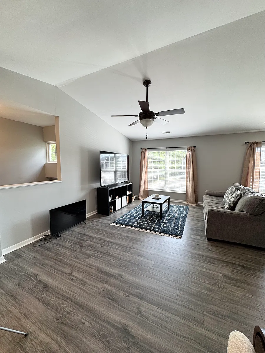 Building Photo - 407 Breezewood Ct