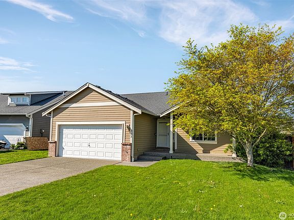 renters access the bdrms through the front door