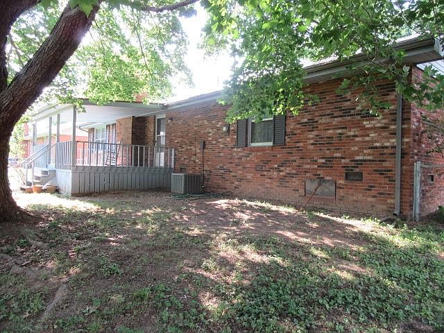 2nd image of 1142 W Tracy St