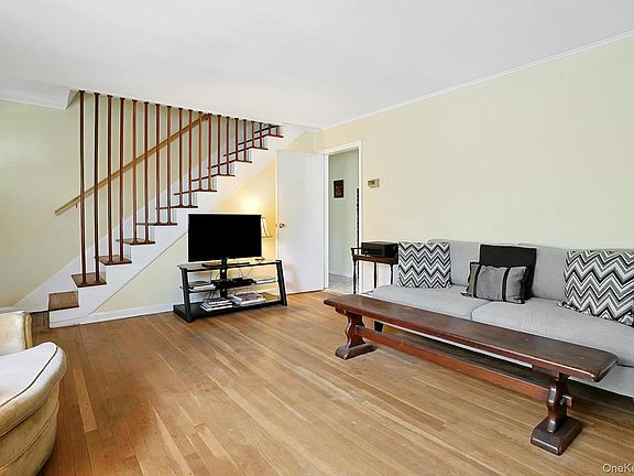 5th image of 445 E Sunnyside Lane