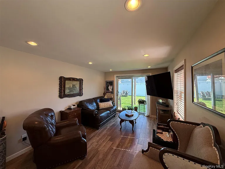 560 W Chester St #LOWER — Photo 2