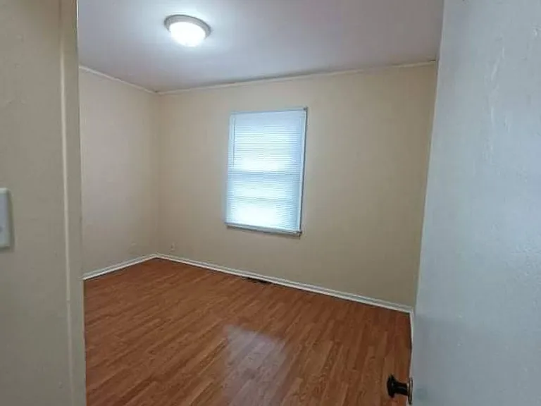 1112 Irving Ave — Photo 5