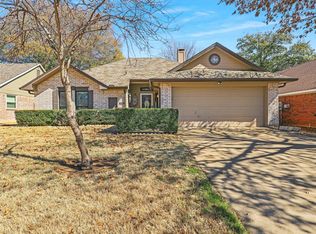 2704 Knoll Trl, Euless, TX 76039