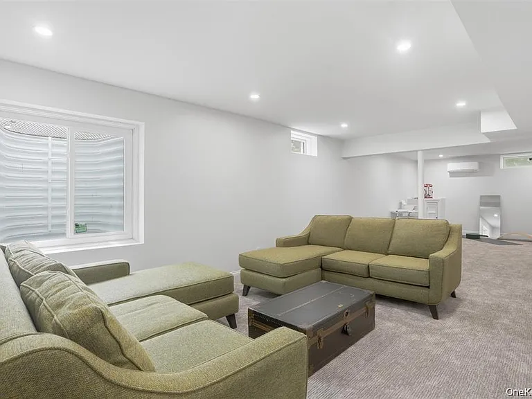 33 Howland Ave — Photo 26