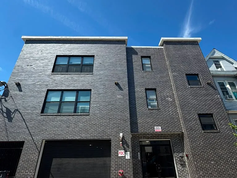 137 Pearl St — Photo 1