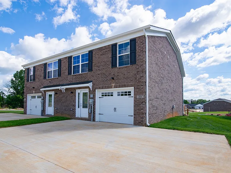 203 Dixon Cir — Photo 1