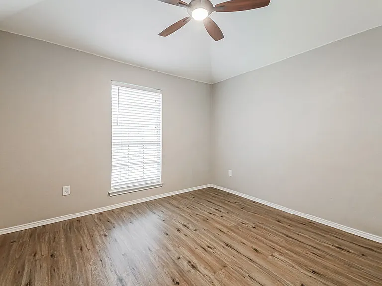 908 Matthew Ln — Photo 12