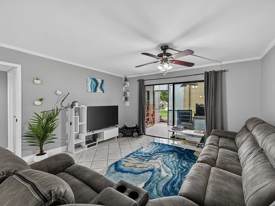 2200 S Cypress Bend Dr #101